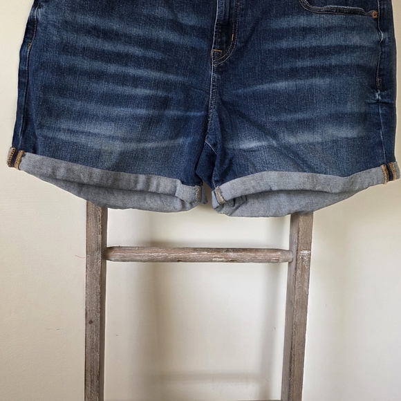 ⭐️40% Off⭐️ Gap Rolled Up 5 Inch Denim Shorts - Picture 4 of 12